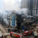 Hiện trường vụ cháy trung tâm thương mại ở Karachi, Pakistan, ngày 19/1/2026. (Ảnh: THX/TTXVN)