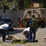 Hiện trường một vụ tấn công tại Ouagadougou, Burkina Faso. (Ảnh: AFP/ TTXVN)