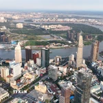 Khu trung tâm Thành phố Hồ Chí Minh phát triển hiện đại bên sông Sài Gòn. (Ảnh: Hồng Đạt/TTXVN)