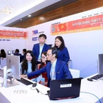 Phóng viên, biên tập viên của TTXVN tác nghiệp tại Trung tâm báo chí của Đại hội. (Ảnh: TTXVN phát)