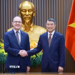 Thủ tướng Lê Minh Hưng tiếp Đại sứ Liên bang Nga tại Việt Nam Gennady Bezdetko. (Ảnh: Dương Giang/TTXVN)