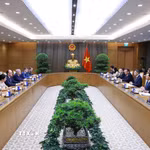 Thủ tướng Lê Minh Hưng tiếp Đại sứ Liên bang Nga tại Việt Nam Gennady Bezdetko. (Ảnh: Dương Giang/TTXVN)