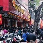 Dòng người xếp hàng chờ mua vàng trên phố Trần Nhân Tông (ảnh chụp lúc 9 giờ ngày 29/1). (Ảnh: Trần Việt/TTXVN)