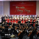 Chương trình nghệ thuật "Mùa xuân dâng Đảng" gồm những tác phẩm thanh nhạc, khí nhạc, thể hiện tình cảm, tấm lòng sắt son của lực lượng Công an nhân dân đối với Đảng và Bác Hồ kính yêu. (Ảnh: Phạm Kiên/TTXVN)