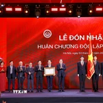 Chủ tịch Quốc hội Trần Thanh Mẫn trao Huân chương Độc lập hạng Nhì của Chủ tịch nước tặng Ủy ban Pháp luật và Tư pháp của Quốc hội. (Ảnh: Doãn Tấn/TTXVN)