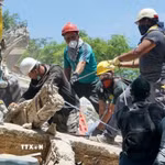 Lực lượng cứu hộ tìm kiếm nạn nhân sau trận động đất tại Cali, Colombia, ngày 11/8/2026. (Ảnh: THX/TTXVN phát)