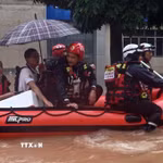 Lực lượng cứu hộ sơ tán người dân. (Ảnh minh họa: THX/TTXVN phát)