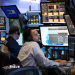 Giao dịch viên tại sàn chứng khoán New York, Mỹ. (Ảnh: THX/TTXVN)