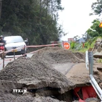 Tại km 77 đoạn qua xã Kon Plông (Quảng Ngãi), 1/2 mặt đường bị sụt lún gần 1m, dài gần 100m, hồi tháng 2/2026. (Ảnh: Cao Nguyên/TTXVN)