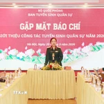 Thiếu tướng, Tiến sỹ Phùng Thị Phú, Phó Cục trưởng Cục Quân huấn - Nhà trường chủ trì buổi gặp mặt. (Ảnh: Trọng Đức/TTXVN)