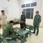 Lực lượng chức năng Đồn Biên phòng cửa khẩu Mỹ Quý Tây lấy lời khai của đối tượng Lê Anh Tuấn. (Ảnh: TTXVN phát)