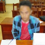 Đối tượng cùng tang vật vụ án. (Ảnh TTXVN phát)