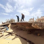 Bờ biển xã Bắc Trạch bị sóng biển xâm thực nghiêm trọng, cuốn trôi rừng phòng hộ và phá hủy các công trình nơi đây. (Ảnh: Nguyên Linh/TTXVN)