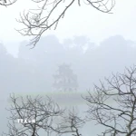 Tại Hà Nội, nhiệt độ thấp nhất từ 18–20 độ, cao nhất 22–24 độ. Trời nhiều mây, có mưa vài nơi; sáng sớm có sương mù và sương mù nhẹ, chiều giảm mây hửng nắng. (Ảnh: Mai Hiền/TTXVN phát)