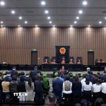 Các bị cáo tại phiên tòa xét xử chiều 14/1. (Ảnh: Phạm Kiên/TTXVN)