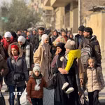 Người dân sơ tán tránh xung đột tại thành phố Aleppo, Syria, ngày 7/1/2026. (Ảnh: THX/TTXVN)