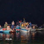 Các lực lượng xuyên đêm tìm kiếm các nạn nhân mất tích trong vụ lật tàu trên hồ Thác Bà. (Ảnh: Tuấn Anh/TTXVN)