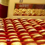 Trang sức vàng được bày bán tại tiệm kim hoàn ở Yangon, Myanmar. (Ảnh: THX/TTXVN)