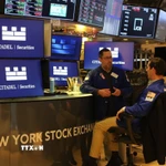 Giao dịch viên tại sàn chứng khoán New York, Mỹ. (Ảnh: THX/TTXVN)
