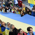 Khoảng 1.000 người đã xuống đường tại Paris (Pháp) để thể hiện sự ủng hộ Ukraine.