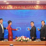 Các đại biểu thực hiện nghi thức phát động giải thưởng. (Ảnh: Tuấn Anh/TTXVN)
