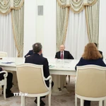 Tổng thống Nga Vladimir Putin và đặc phái viên của Tổng thống Mỹ Donald Trump, ông Steve Witkoff tại cuộc gặp ở Moskva tối 2/12/2025. (Ảnh: AA/TTXVN)