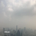 Khói mù ô nhiễm bao phủ bầu trời tại Bangkok, Thái Lan. (Ảnh: THX/TTXVN)