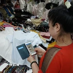 Hộ kinh doanh tham gia nhóm bán hàng "Chợ Đà Nẵng" để phục vụ khách hàng mua sắm trực tuyến. (Ảnh: Mỹ Hà/TTXVN)