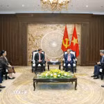 Tổng Bí thư, Chủ tịch nước Tô Lâm tiếp đồng chí Athsaphangthong Siphandone, Ủy viên Trung ương Đảng, Bí thư Thành ủy, Chủ tịch Hội đồng Nhân dân thủ đô Vientiane, Lào. (Ảnh: Thống Nhất/TTXVN)