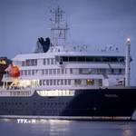 Tàu du lịch MV Hondius tại cảng Granadilla, thuộc đảo Tenerife,Tây Ban Nha ngày 10/5/2026. (Ảnh: THX/TTXVN)