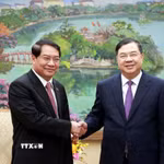 Phó Thủ tướng Thường trực Phạm Gia Túc tiếp đồng chí Atsaphangthong Siphandone, Bí thư Thành ủy, Chủ tịch Hội đồng Nhân dân thành phố Vientiane (Lào). (Ảnh: Tuấn Anh/TTXVN)