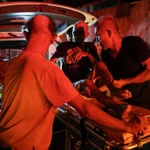 Một cụ ông được giải cứu trong vụ hỏa hoạn. (Nguồn: Reuters)