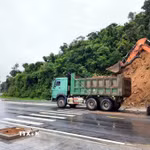 Lãnh đạo UBND đặc khu Cô Tô kiểm tra, chỉ đạo xử lý các điểm sạt lở tạm thời trên đặc khu Cô Tô. (Ảnh: TTXVN phát)