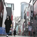 Người dân di chuyển trên phố ở Seoul, Hàn Quốc. (Ảnh: AFP/TTXVN)