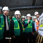 Thủ tướng Phạm Minh Chính kiểm tra tiến độ thi công Dự án tuyến đường sắt đô thị số 3, đoạn Nhổn-Ga Hà Nội. (Ảnh: Dương Giang/TTXVN)