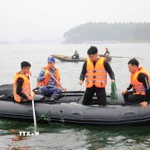 Lực lượng chức năng tìm kiếm các nạn nhân vụ chìm tàu khách tại hồ Thác Bà, Lào Cai ngày 22/2. (Ảnh: Đinh Thùy/TTXVN)