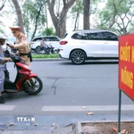 Lực lượng Cảnh sát giao thông kiểm tra nồng độ cồn. (Ảnh: Phạm Kiên/TTXVN)