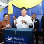 Tổng Bí thư, Chủ tịch nước Lào Thongloun Sisoulith bỏ phiếu tại Đơn vị bầu cử số 01 bản Thaphalanxay, quận Sisattanak, Khu vực bầu cử số 1, thủ đô Vientiane. (Ảnh: Xuân Tú/TTXVN)