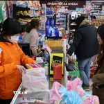 Khách hàng lựa chọn mua sắm hàng hóa tại siêu thị. (Ảnh: Trần Việt/TTXVN)