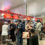 Hành khách check-in tại Cảng hàng không quốc tế Tân Sơn Nhất. (Ảnh: Hồng Đạt/TTXVN)