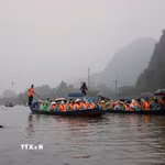 Du khách trẩy hội chùa Hương trên suối Yến. (Ảnh: Trần Việt/TTXVN)