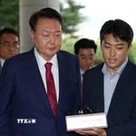 Cựu Tổng thống Hàn Quốc Yoon Suk Yeol tới trụ sở Viện kiểm sát cấp cao Seoul. (Ảnh: Yonhap/TTXVN)