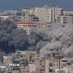 Khói bốc lên từ những toà nhà sau vụ tấn công của Israel vào khu vực Haret Hreik, phía Nam thủ đô Beirut, Liban. (Ảnh: THX/TTXVN)