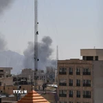 Khói bốc lên sau các cuộc không kích của Mỹ và Israel xuống thủ đô Tehran, Iran ngày 1/3/2026. (Ảnh: THX/TTXVN)