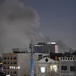 Khói bốc lên sau vụ tấn công tại Tehran, Iran, ngày 1/3/2026. (Ảnh: THX/TTXVN)