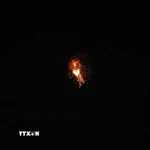 Hệ thống phòng không của Israel đánh chặn tên lửa trên bầu trời Tel Aviv, ngày 1/3/2026. (Ảnh: THX/TTXVN)