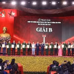 Hình ảnh lễ trao giải Cuộc thi chính luận về bảo vệ nền tảng tư tưởng của Đảng lần thứ năm, năm 2025. (Ảnh: Văn Điệp/TTXVN)