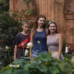 Du khách Nga chụp ảnh lưu niệm tại Tháp bà Ponagar (Nha Trang, Khánh Hòa). (Ảnh: Phan Sáu/TTXVN)