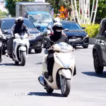 Người dân Quảng Trị trang bị áo chống nắng khi lưu thông ngoài trời trong điều kiện nắng nóng gay gắt. (Ảnh: Tá Chuyên/TTXVN)