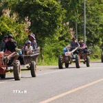 Người dân đi sơ tán tránh xung đột tại Oddar Meanchey, Campuchia. (Ảnh: THX/TTXVN)